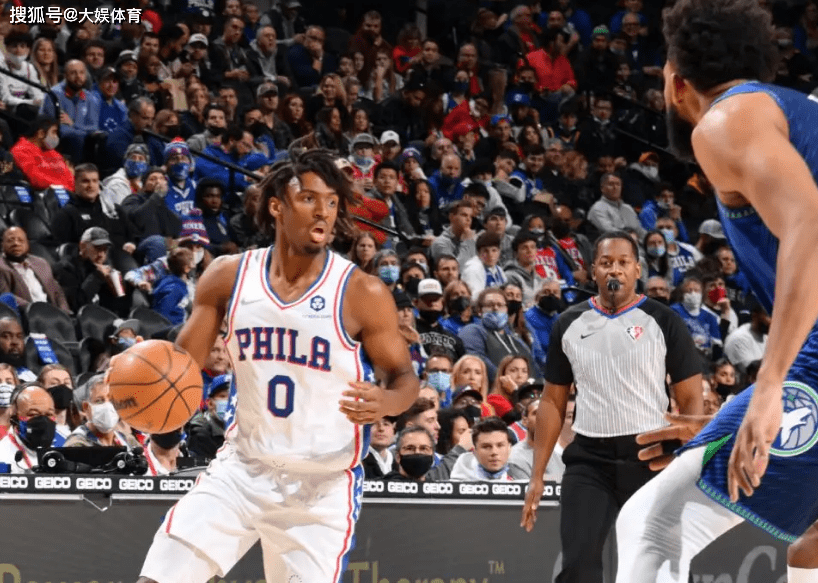 开云新闻-猛龙队球员赛后庆祝，压制对手取胜